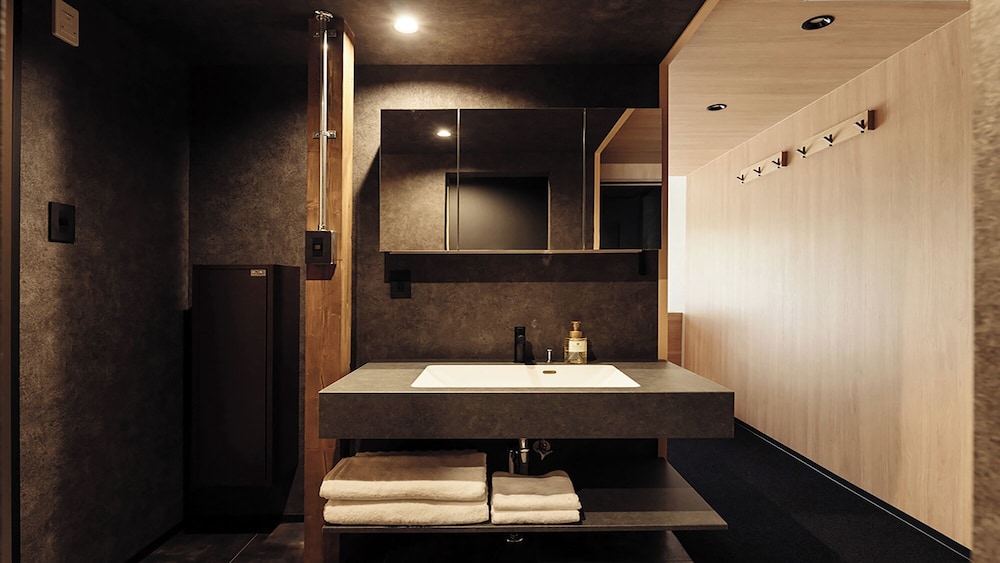 Basic Twin Room, Non Smoking, Courtyard View photo 3