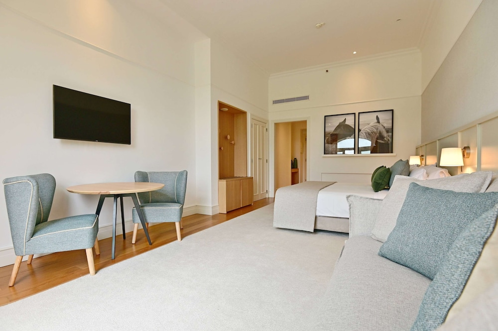 Family Room, Golf View - Photo 2