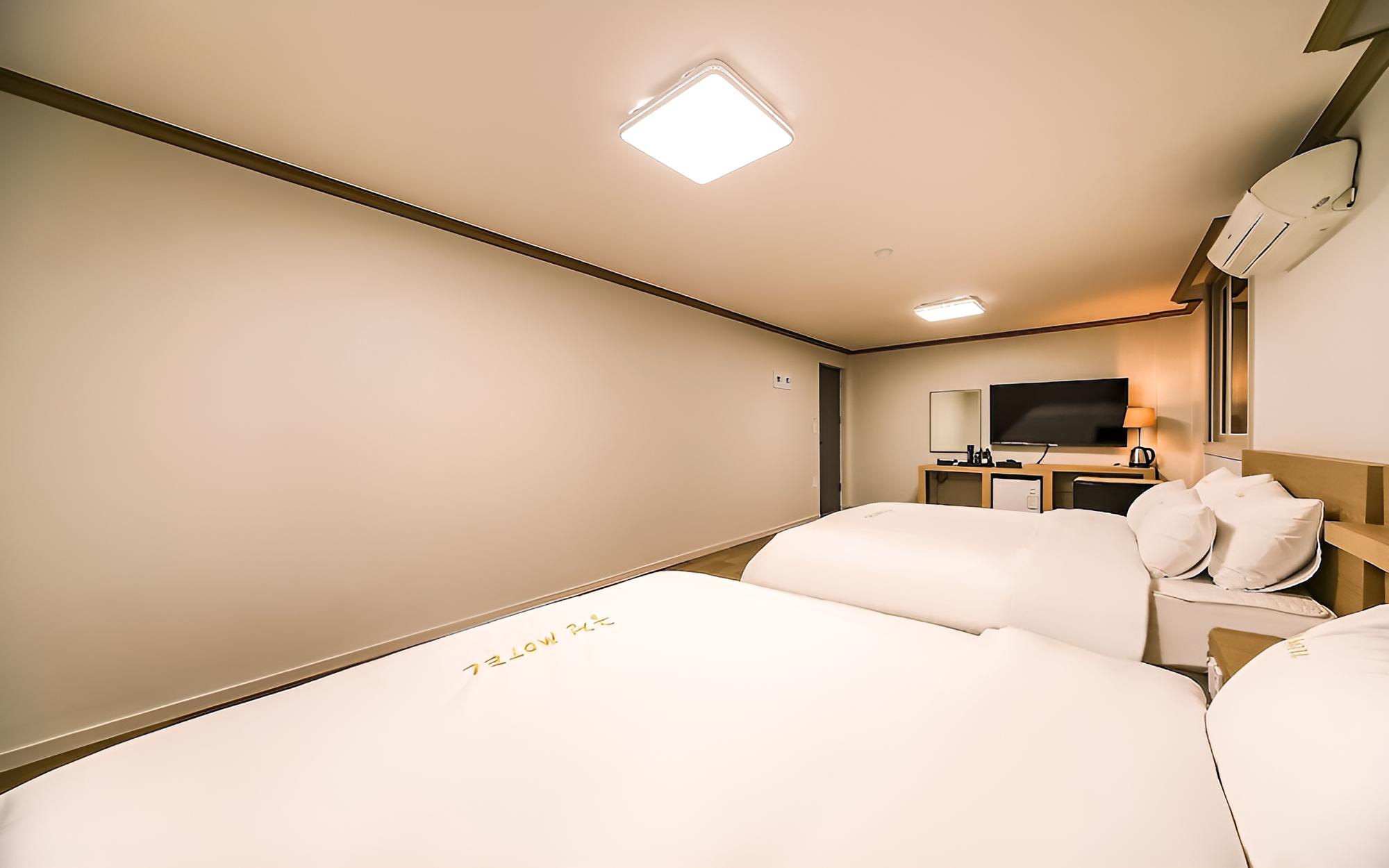 Room (Deluxe twin for 4 people (hotel latex) - Photo 11