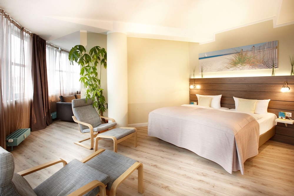 Suite, 2 Twin Beds, Bathtub