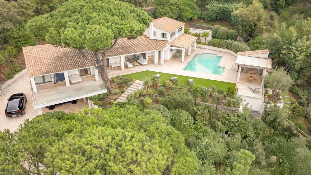 Villa, Smoking photo 1