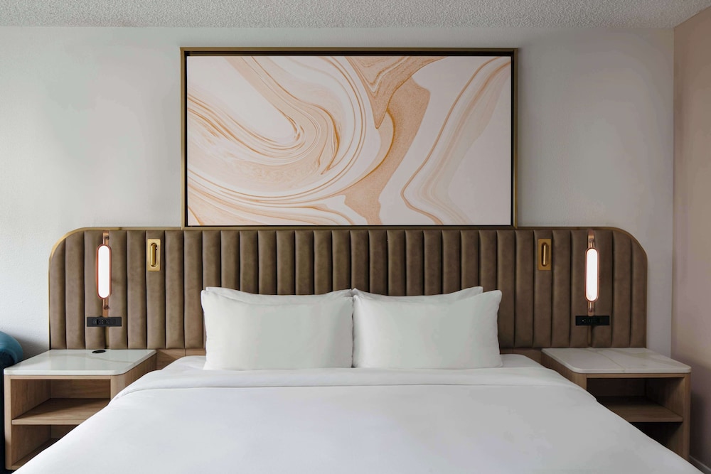 Deluxe Room, 1 King Bed - Photo 4