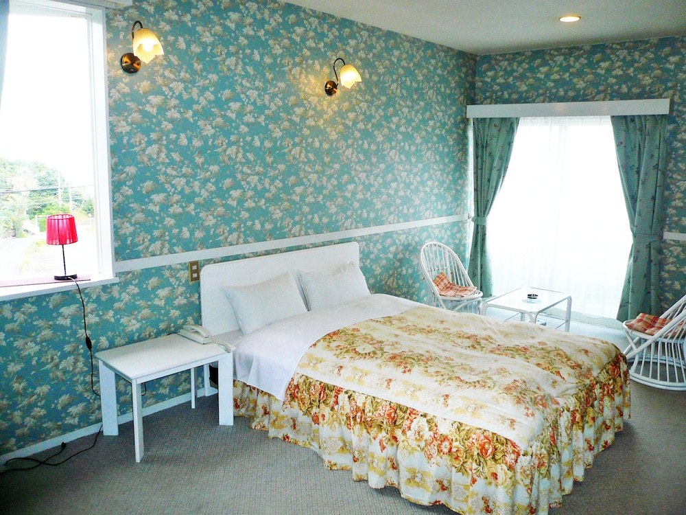 Basic Double Room, 5 Bedrooms, Beachside photo 1