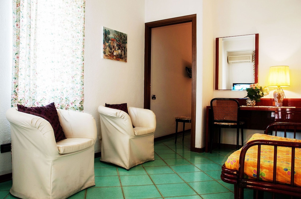 Standard Double or Twin Room - Photo 16