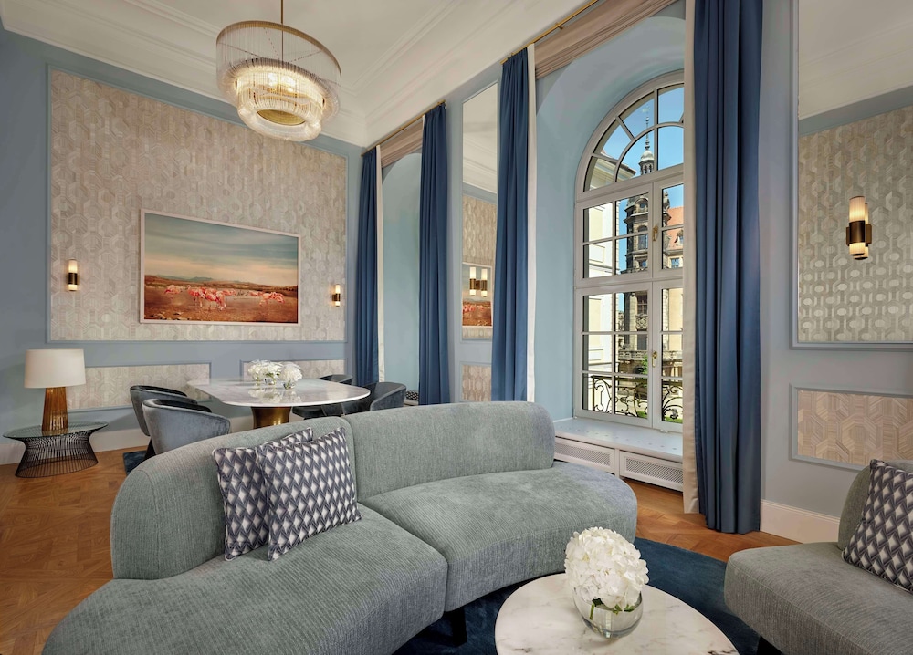 Signature Suite - Photo 8