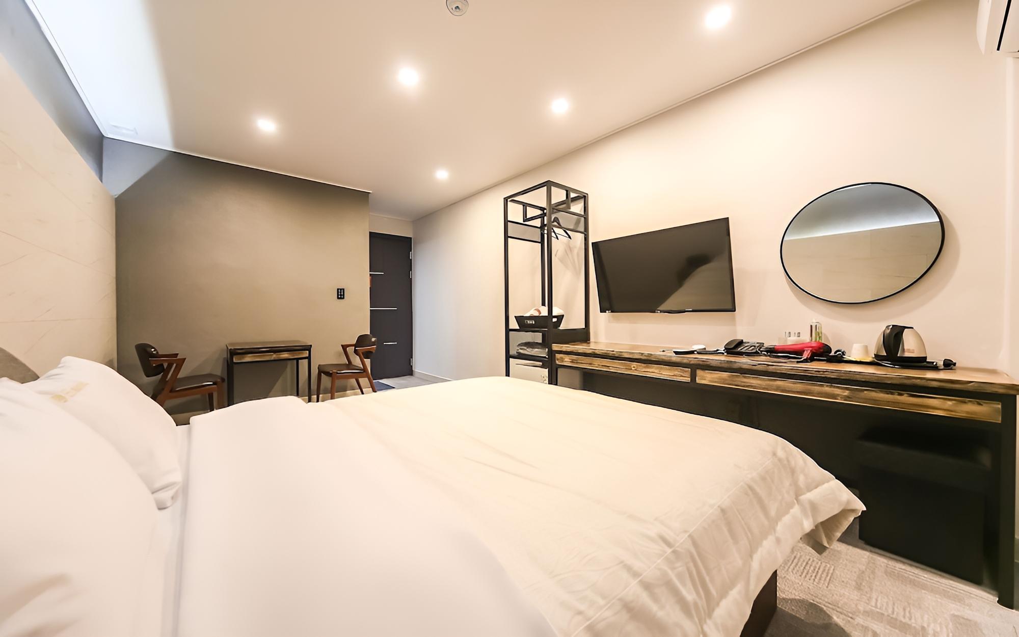 Room (Standard (Air Purifier Netflix Availa)