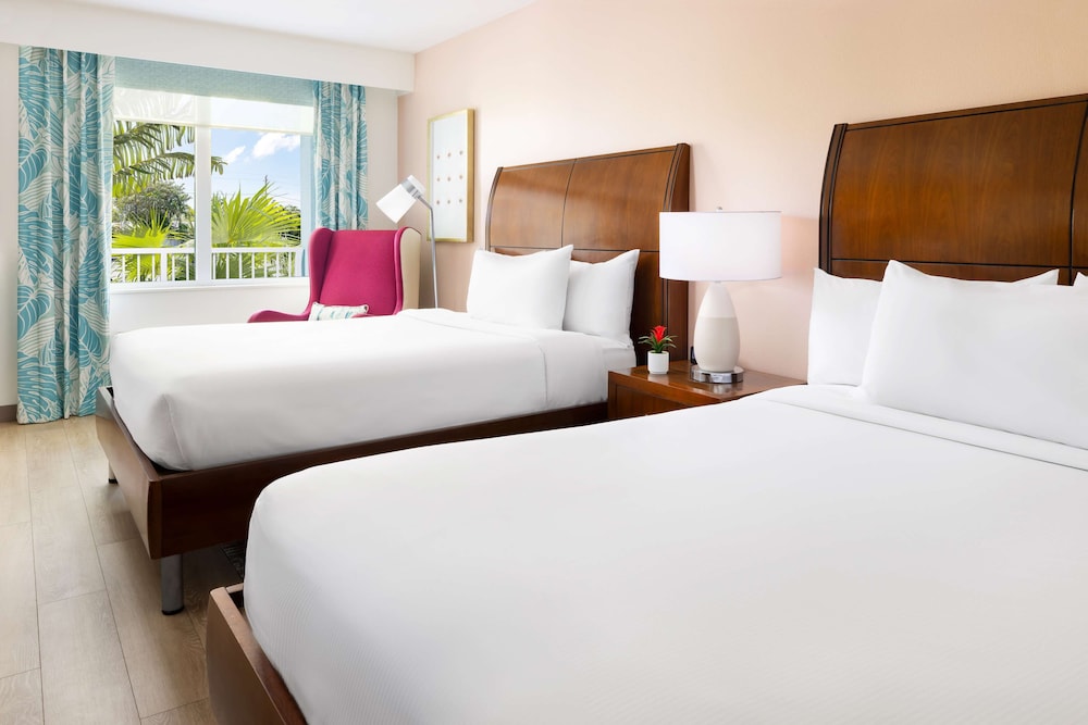 Deluxe Double Room, 2 Queen Beds (Drinks & Snacks) photo 3