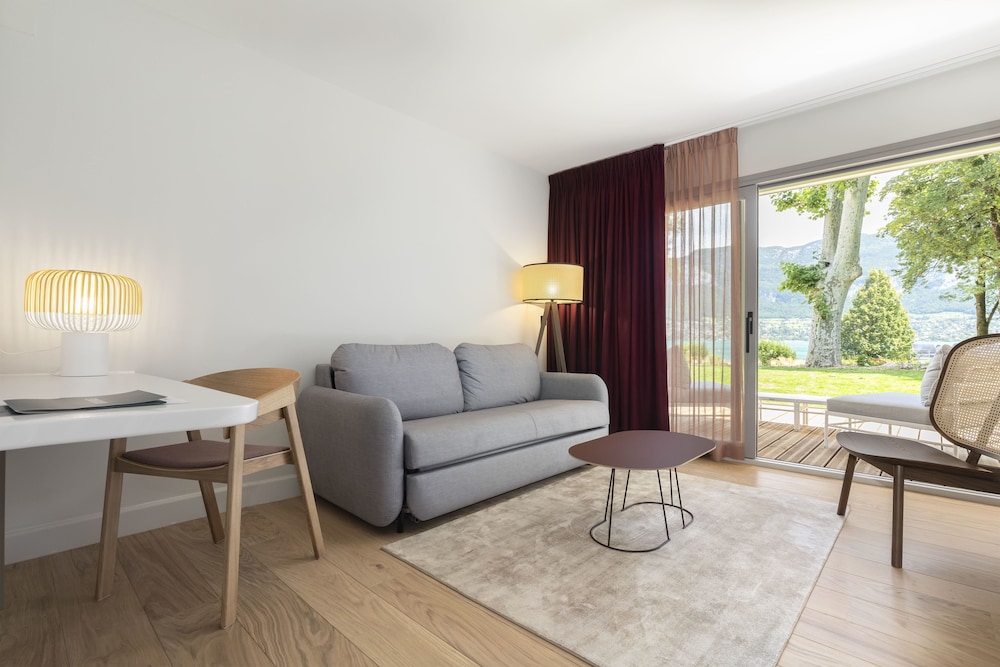 Suite, 1 Queen Bed with Sofa bed, Lake View photo 2