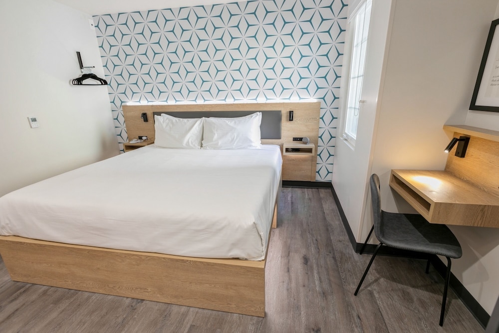 Standard Room, 1 King Bed (Self Check-in with Virtual Front Desk) - Photo 2