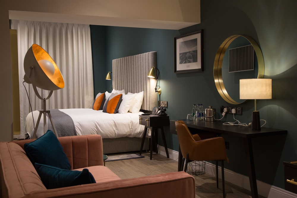 Suite, 1 King Bed, Accessible photo 3