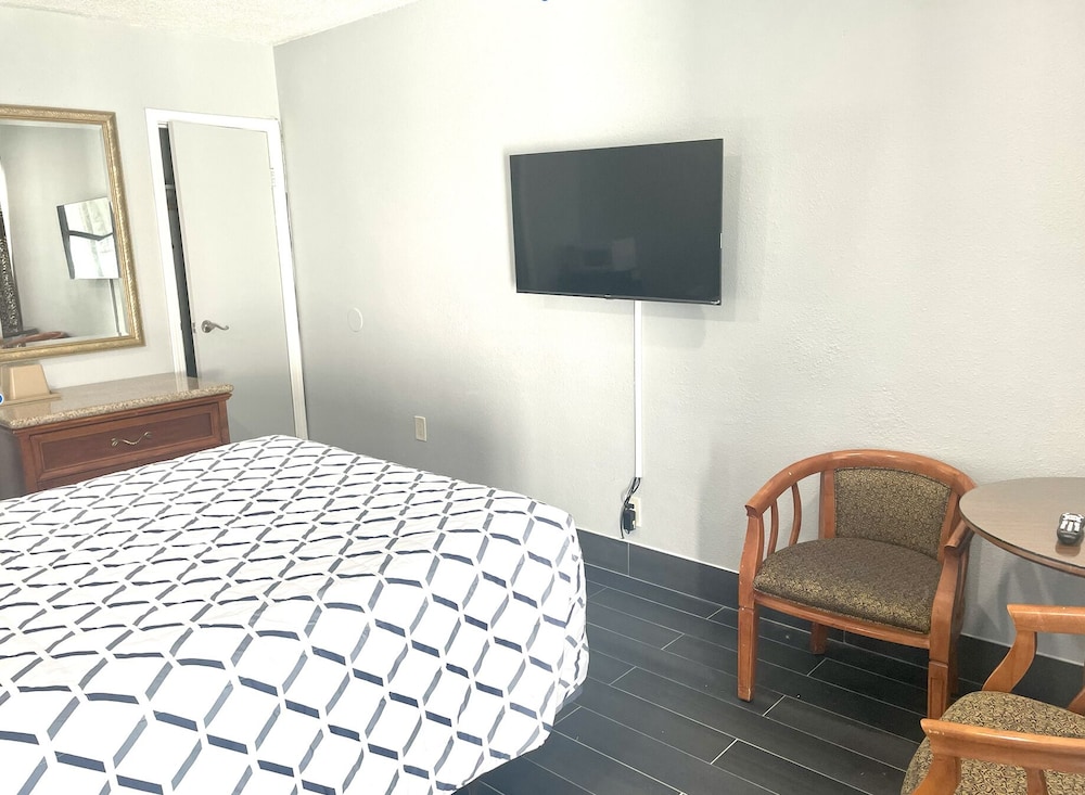 Standard Room, 1 Queen Bed, Non Smoking photo 2