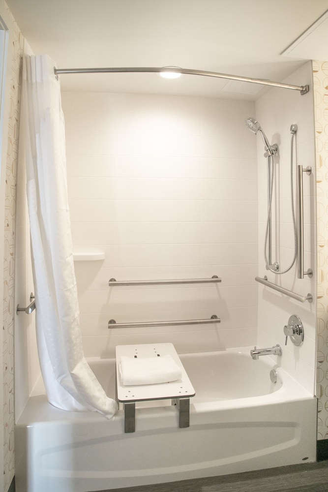 Queen Room with Two Queen Beds - Hearing Accessible thumbnail 5