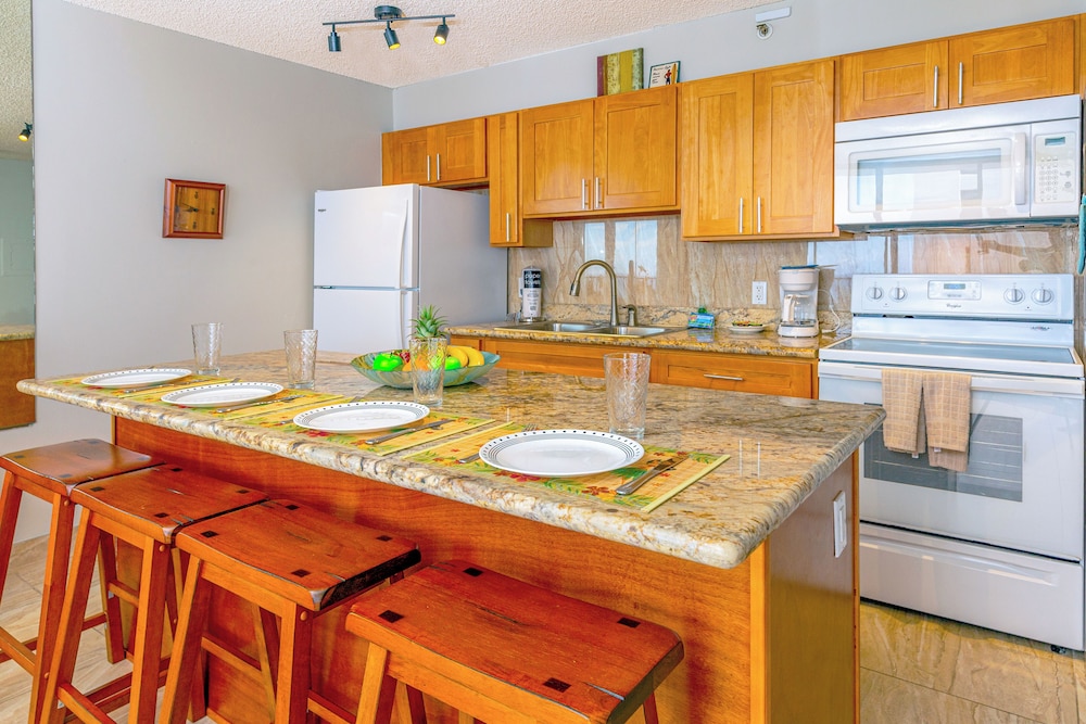 High Floor Ocean View Condo (King Bed and Parking): Condo, 1 Bedroom, Balcony, Ocean View (0063) photo