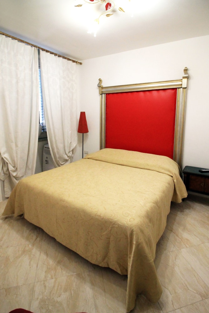 Superior Double Room, Bathtub