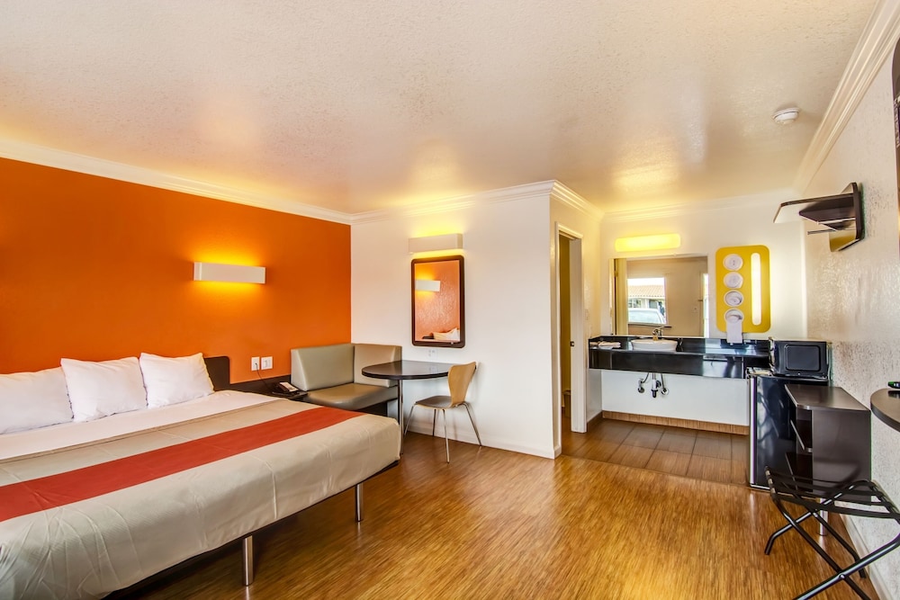 Standard Room, 1 King Bed, Smoking photo 2