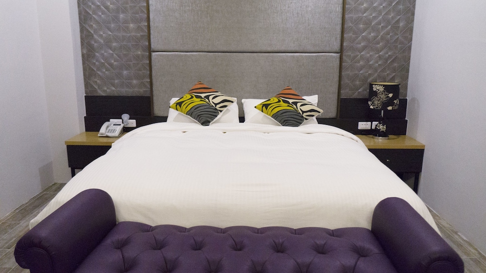 Deluxe Studio Suite, 1 Queen Bed, Courtyard Area photo 3