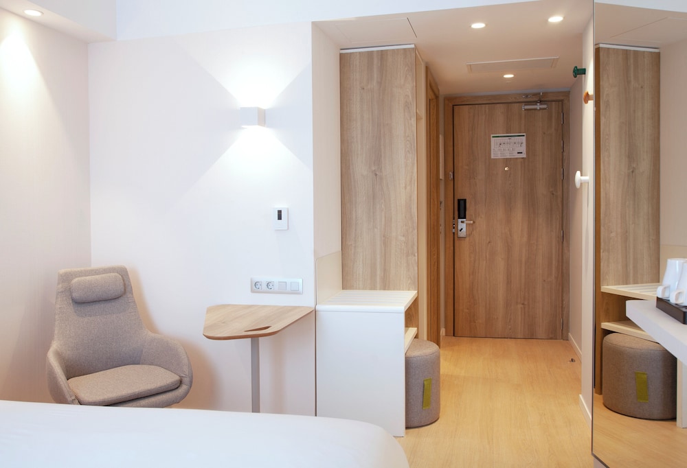 Standard Room, 2 Twin Beds (Free Breakfast)