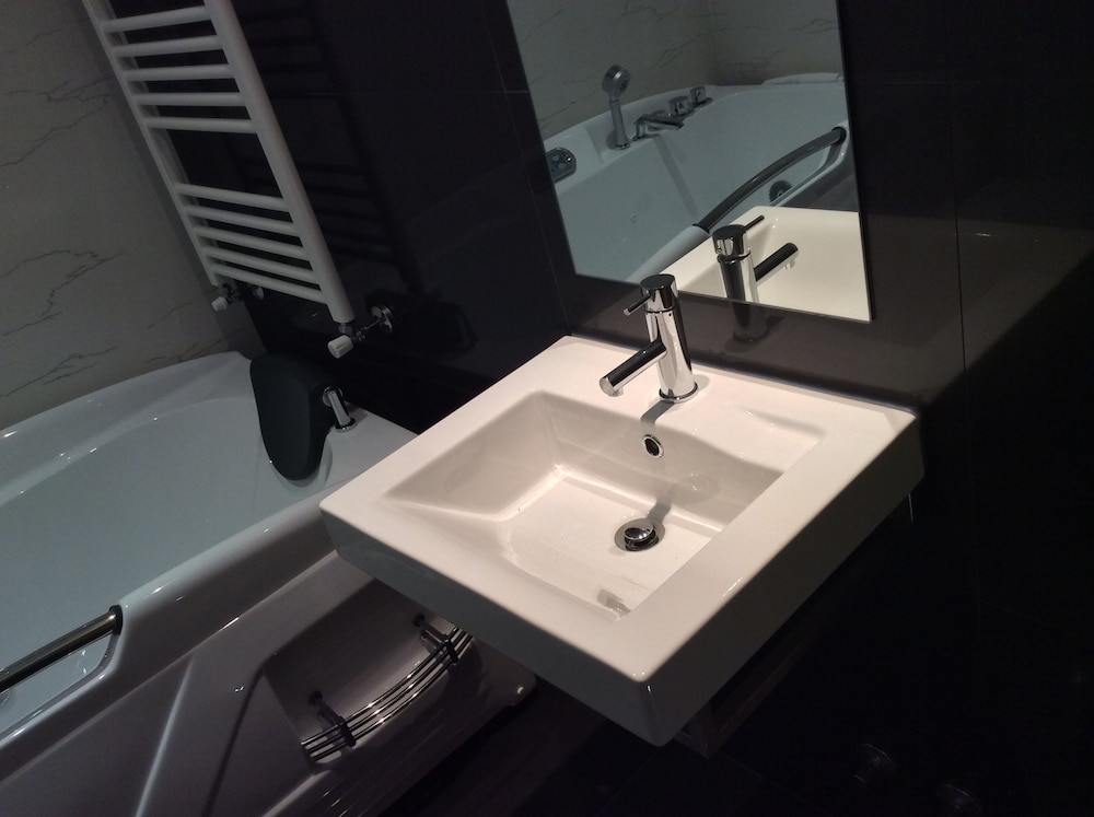 Superior Double or Twin Room, Jetted Tub - Photo 4
