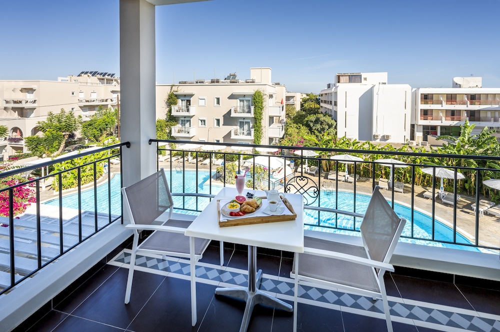 Superior Suite, Pool View photo 3