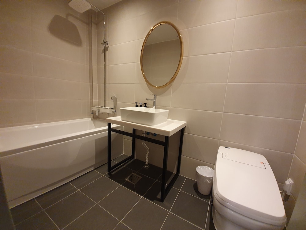 Premium Twin Room - Photo 5