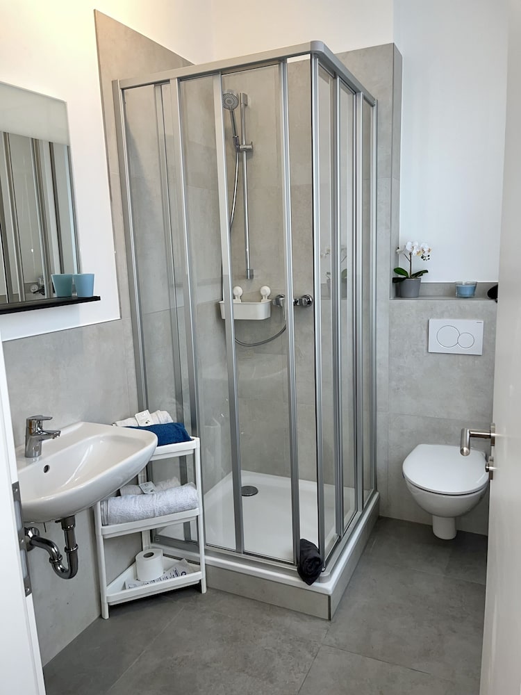 Basic Single Room, Private Bathroom photo 3