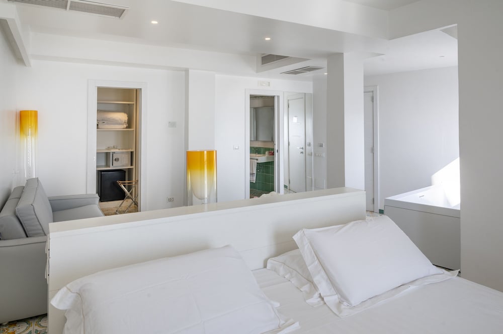 Junior Suite, 1 Double Bed, Partial Sea View - Photo 7