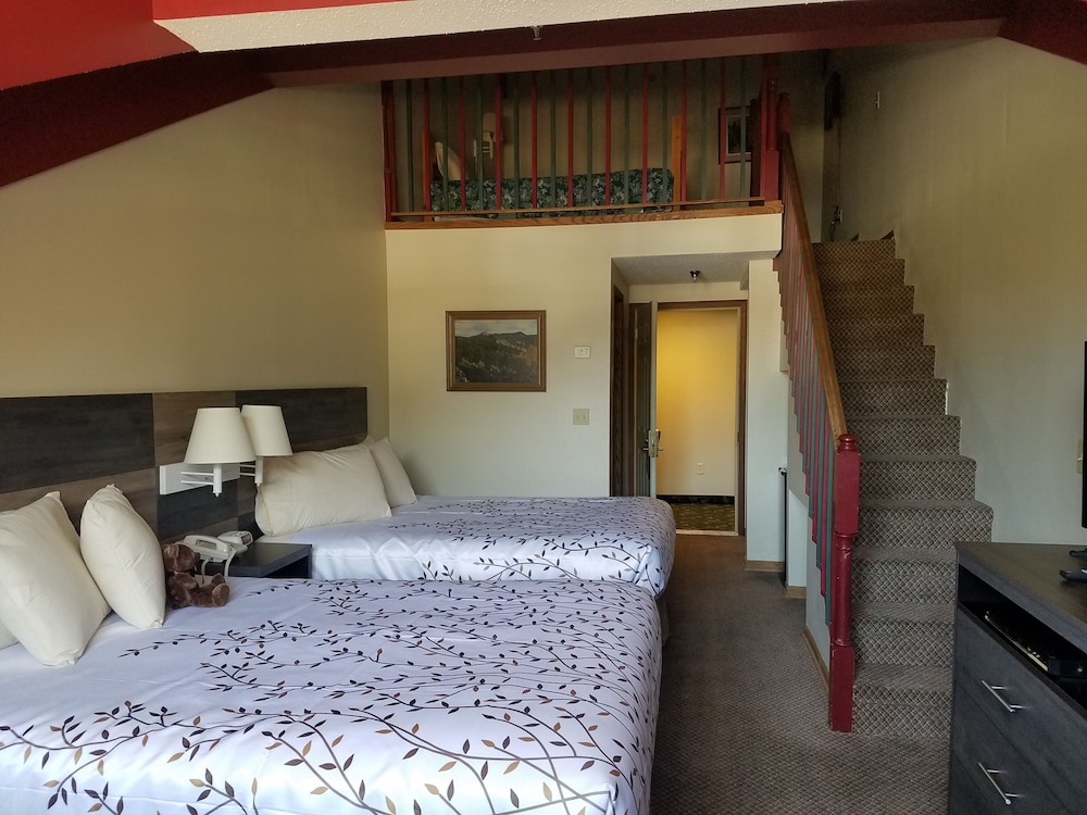 Standard Loft, Multiple Beds, Mountain View