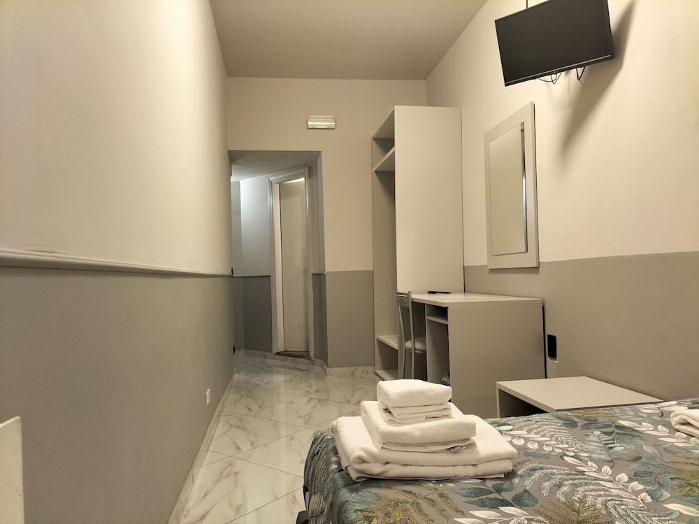 Basic Double Room, Private Bathroom photo 1