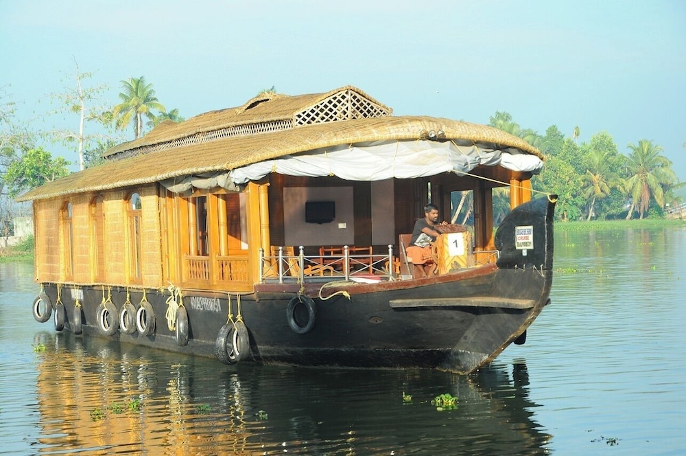 Triple Bed Deluxe A/C Houseboat (AC timings- 0800PM-0800AM) photo 2