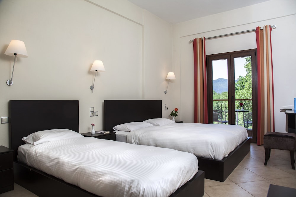 Deluxe Triple Room (Meteora View)