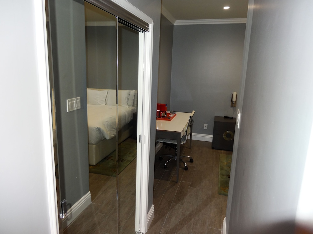 Family Suite, 2 Queen Beds photo 3