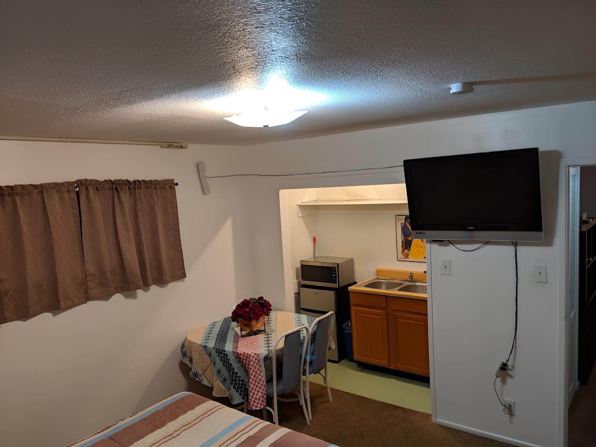 Basic Double Room, 1 Queen Bed, Shared Bathroom, City View photo 2