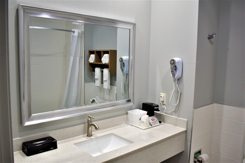 Comfort Room, 1 King Bed, Non Smoking - Photo 13