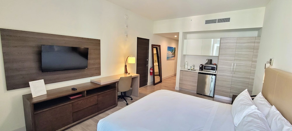 Luxury Studio, 1 King Bed, Courtyard View