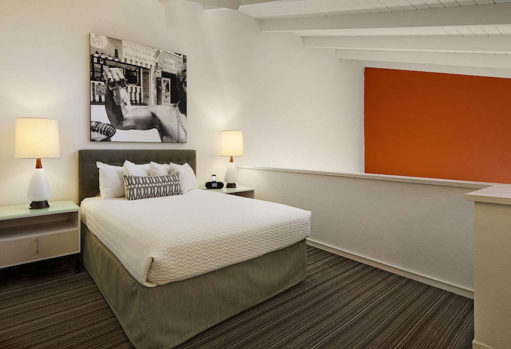Suite, 1 Queen Bed thumbnail 5