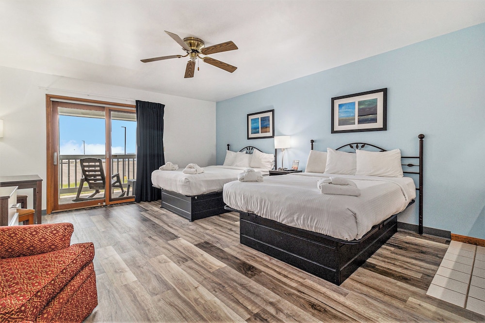 Classic Room, 2 Queen Beds, Accessible, Lake View