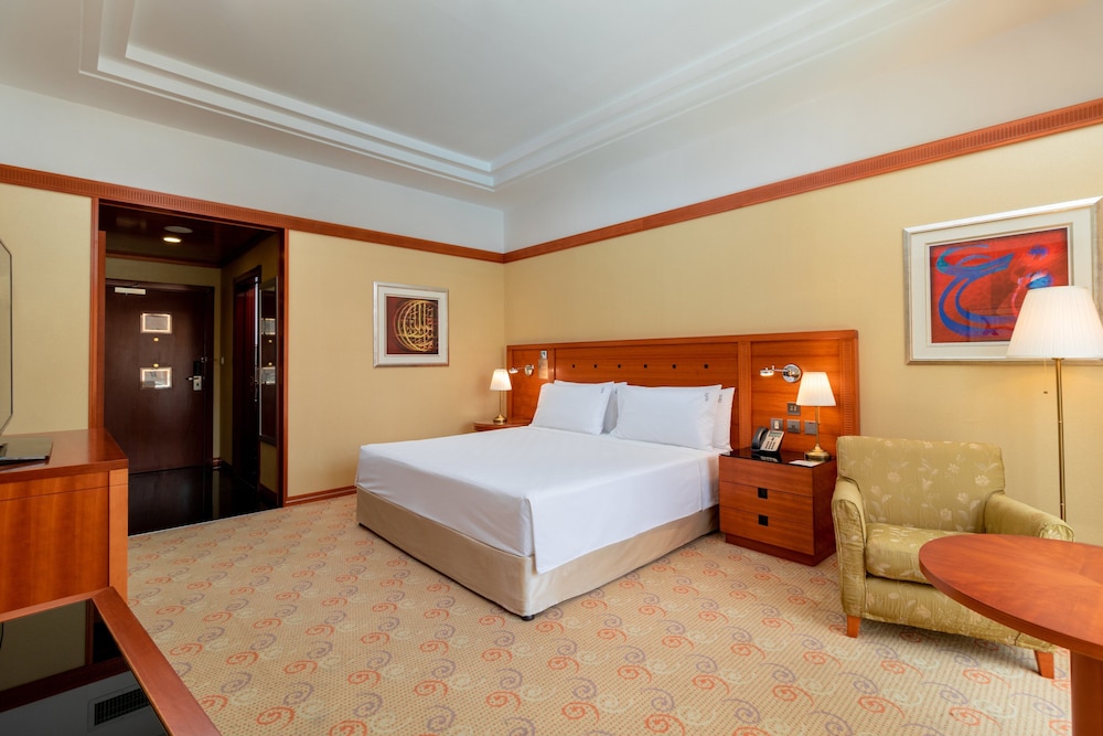 Premium Room, 1 King Bed, Pool View - Photo 5