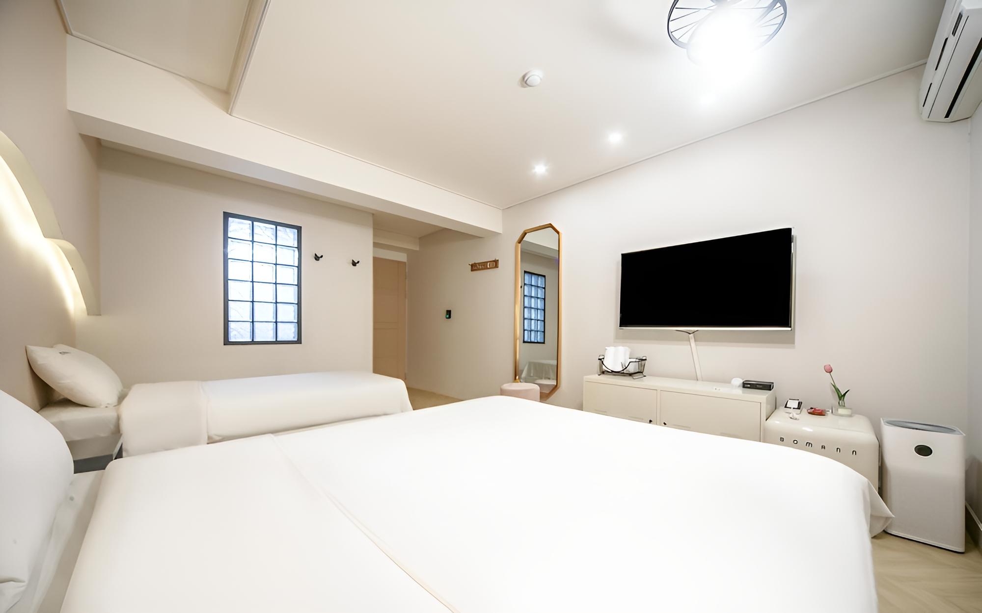 Room (Twin (non-smoking double + single Net) - Photo 8