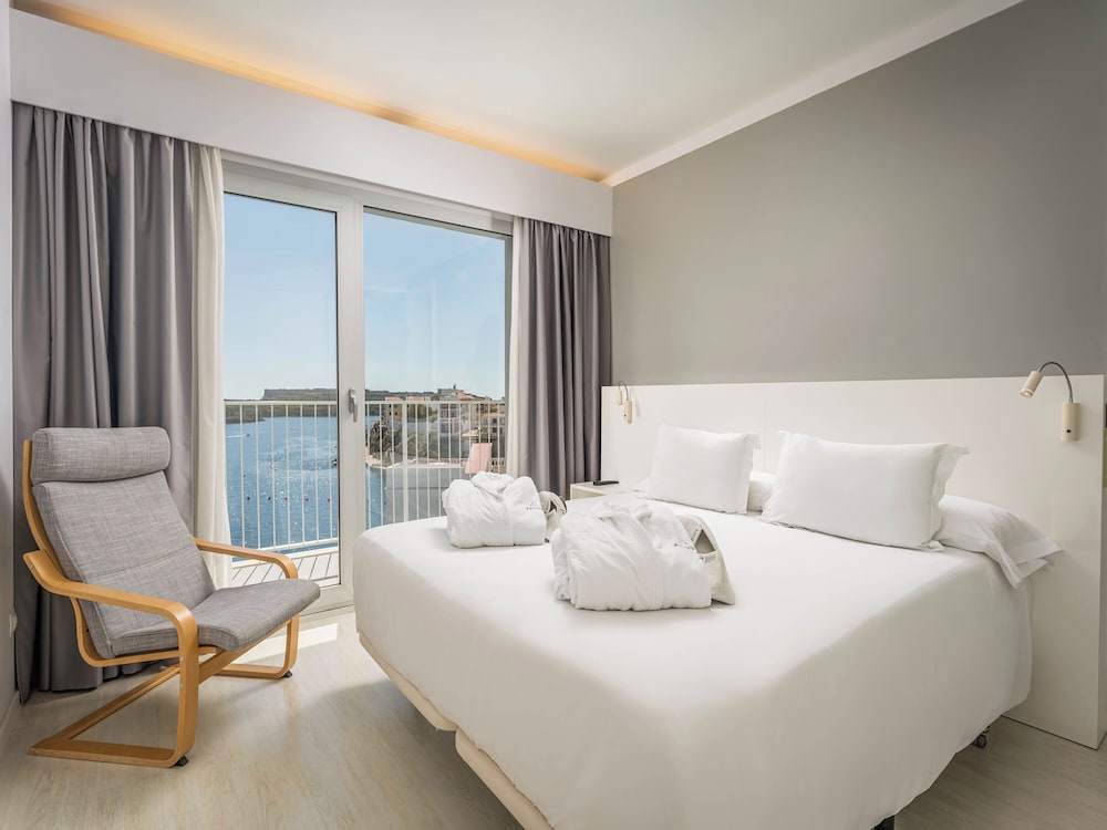 Suite with Sea and Pool View