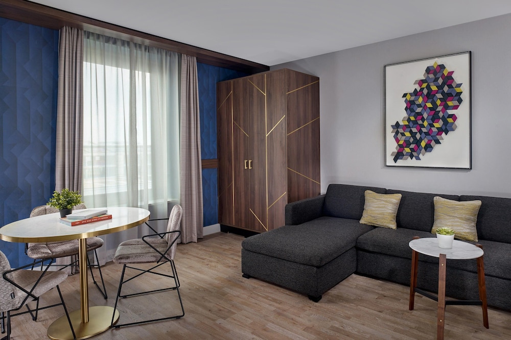 Suite, 1 Bedroom - Photo 4
