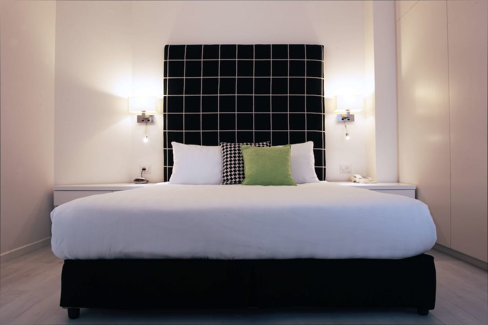 Junior Suite, 1 Queen Bed, Non Smoking, Kitchenette - Photo 2