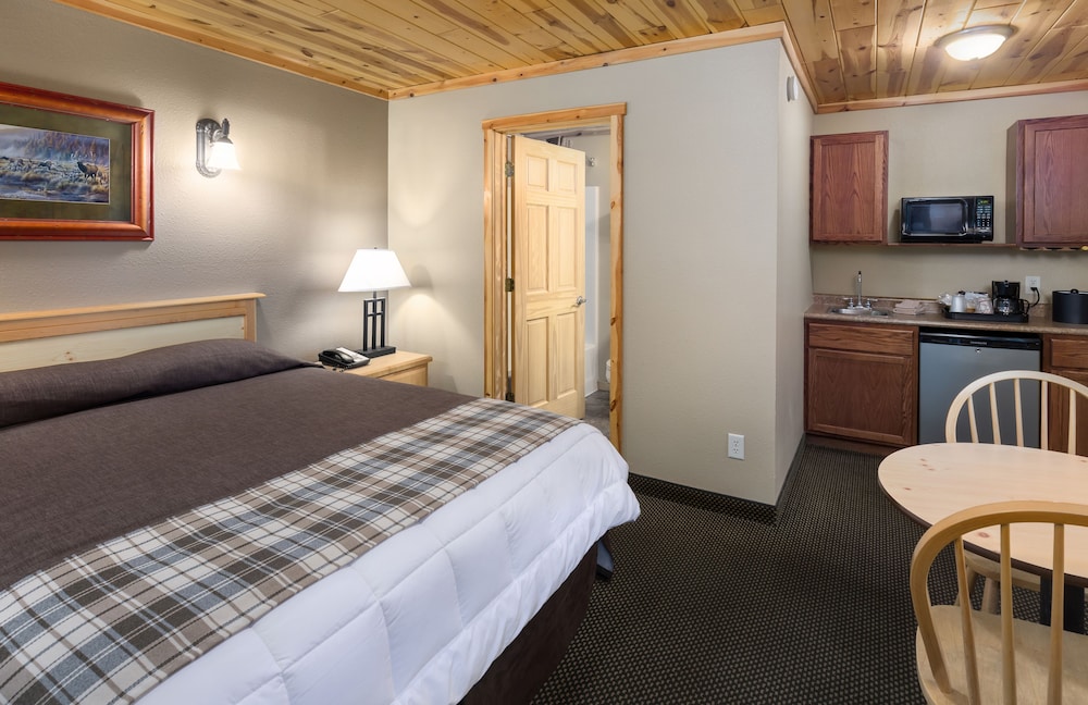 Single Room, 1 Queen Bed, Refrigerator & Microwave