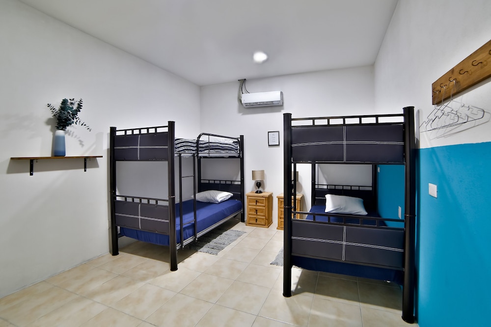 Economy Shared Dormitory, Mixed Dorm, Non Smoking, No Windows