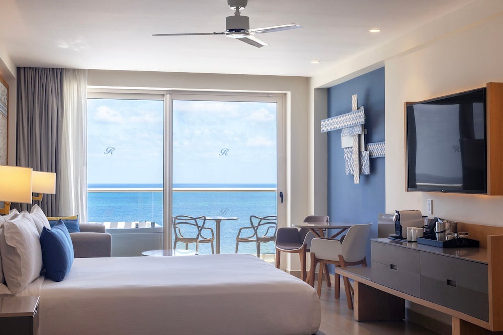 Luxury Junior Suite Ocean Front Terrace Jacuzzi - Photo 1