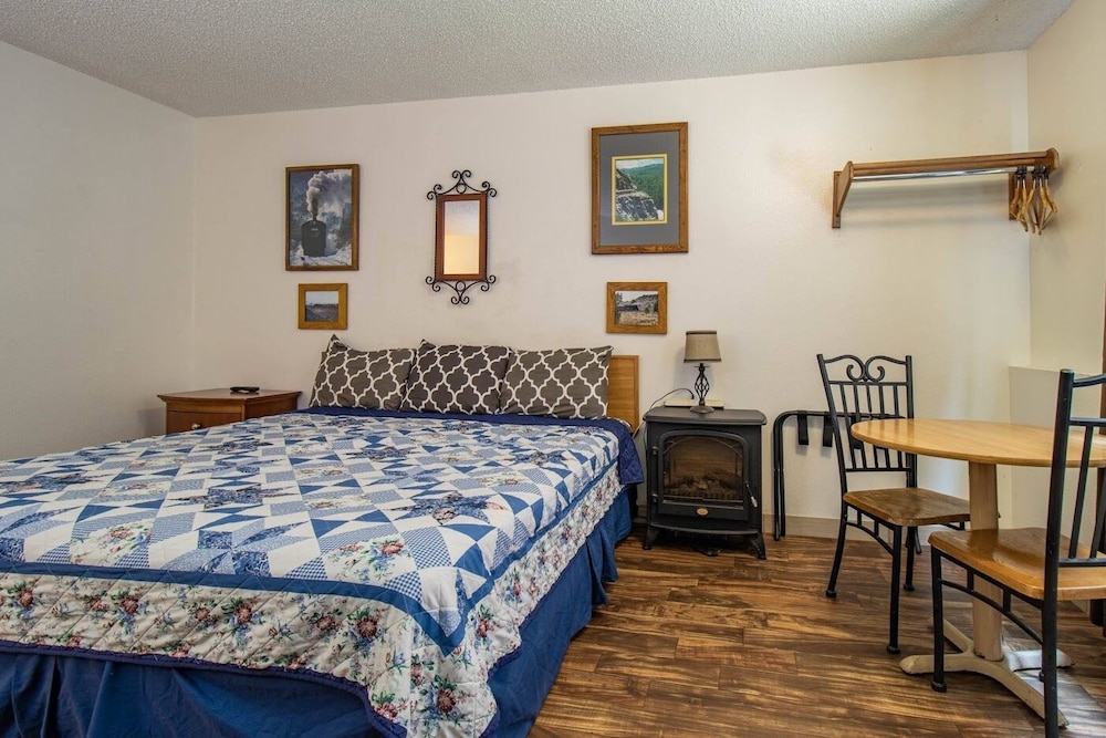 Classic Room, 1 King Bed photo 3
