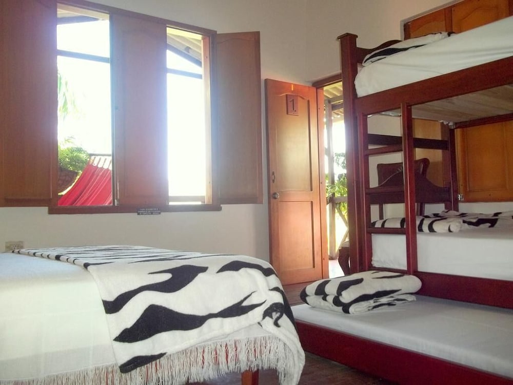 Quintuple Room, 1 double bed and 1 triple bunk bed photo 1