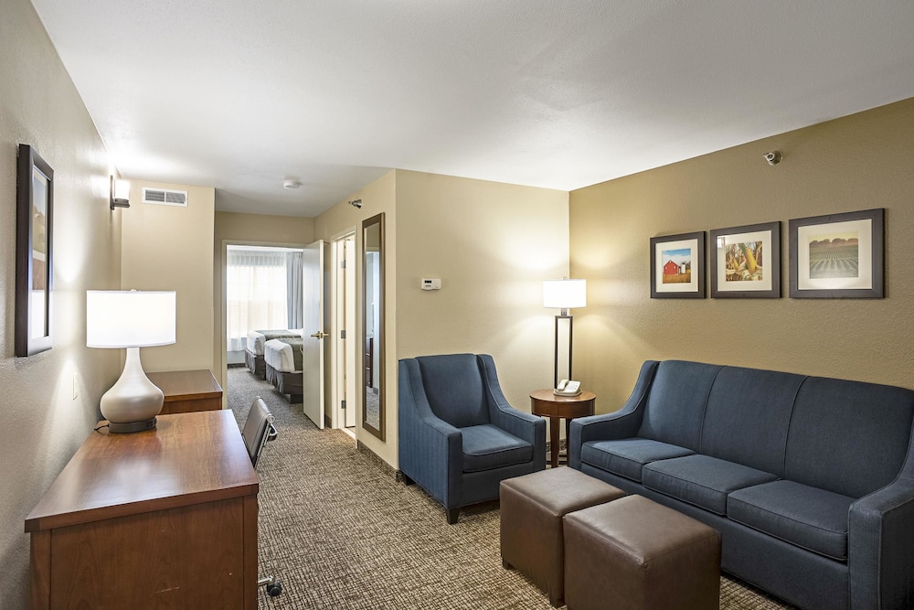 Suite, Multiple Beds, Non Smoking - Photo 1