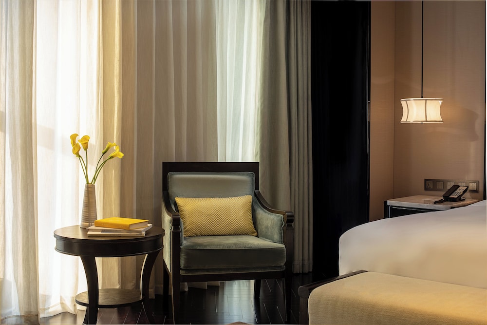 Grand Room, 1 King Bed, City View - Photo 1