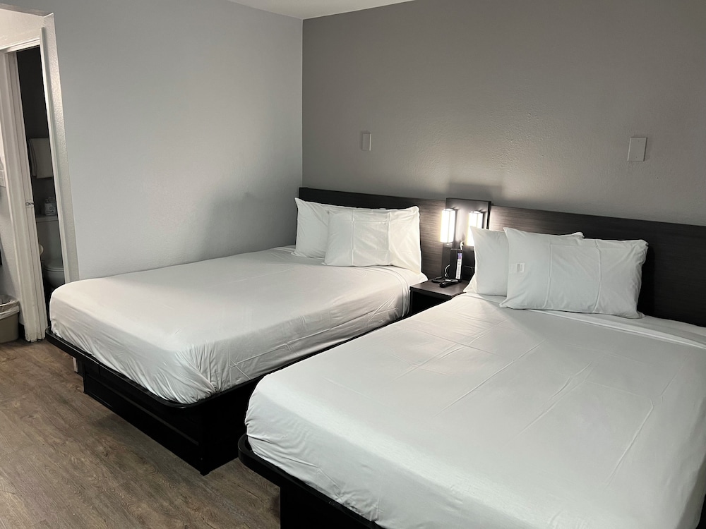 Standard Room, 2 Double Beds, Non Smoking photo 3