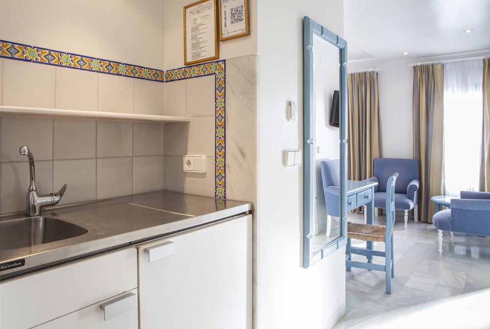Superior Double Room (3 Adults) - Photo 7